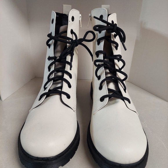 Lady's Boots - Picture 9 of 9